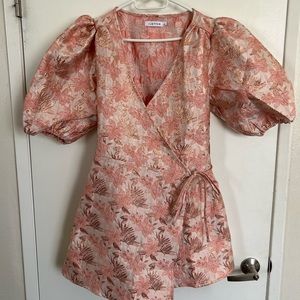 Cute pink puffy sleeved dress